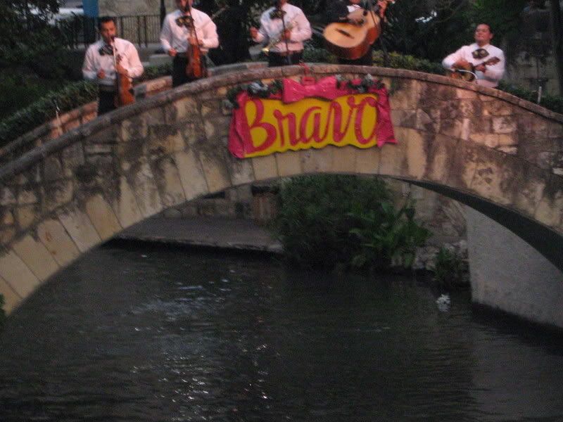  San Antonio – Riverwalk dancers bridge 