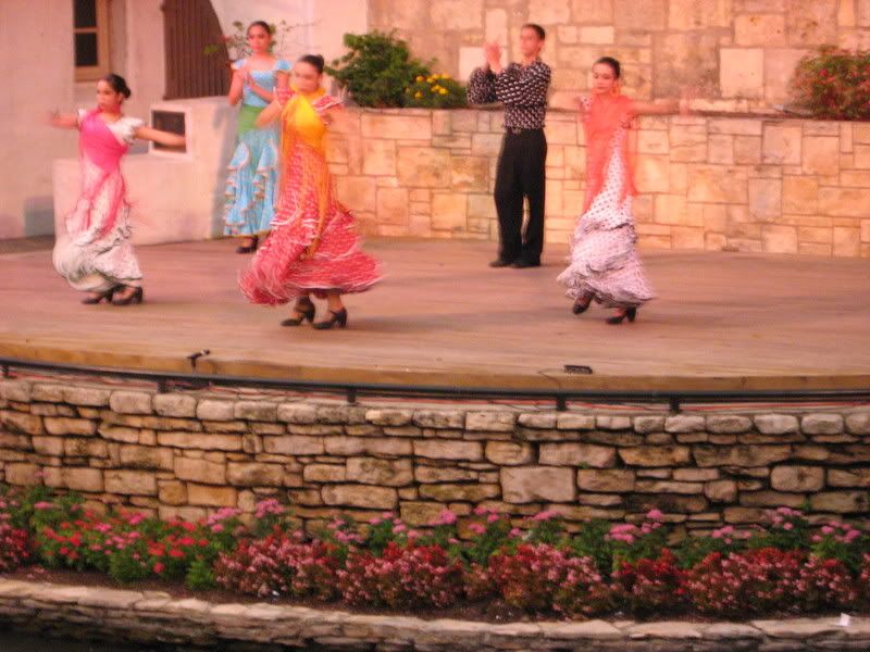 San Antonio – Riverwalk dancers Fandango 