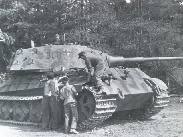 Pz6b_Tiger_II_Remounting_mud_guards_after_painting_Abt_503_3_Kp.jpg