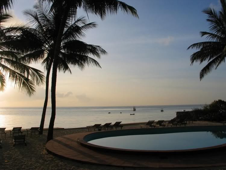 IMAGE: http://i4.photobucket.com/albums/y105/superlucius/Kenya/276063480mozZch_ph.jpg