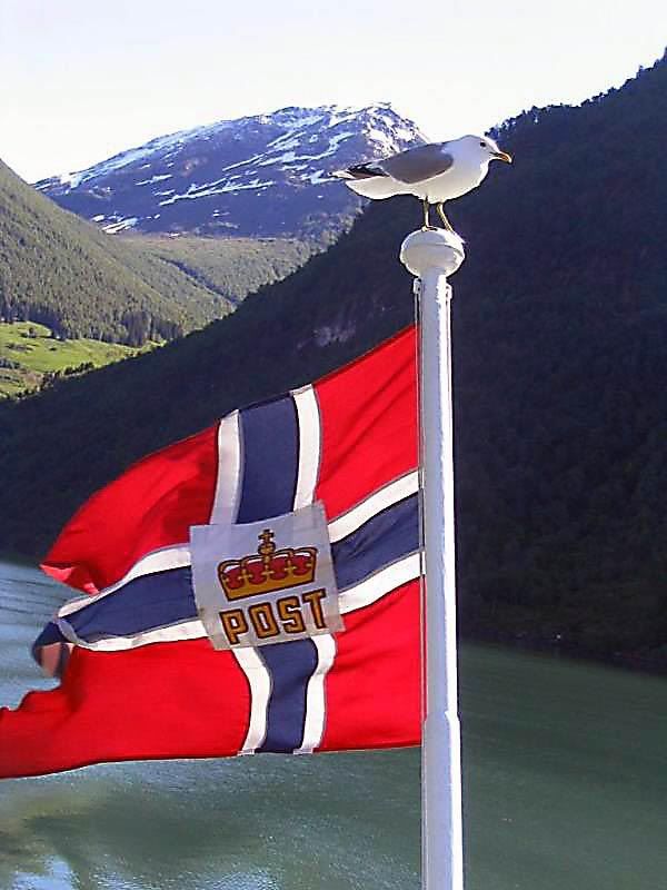 IMAGE: http://i4.photobucket.com/albums/y105/superlucius/Norway/310421979Renfdg_ph.jpg