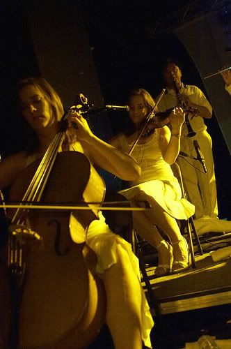 IMAGE: http://i4.photobucket.com/albums/y107/adozentipsyleprachauns/741472503_9816dbf6eb.jpg