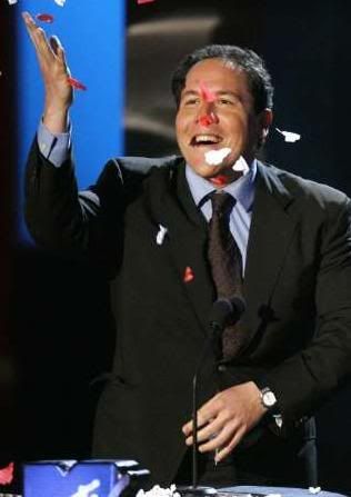 O realizador Jon Favreau celebre com confettis o prémio que recebeu por HOMEM DE FERRO