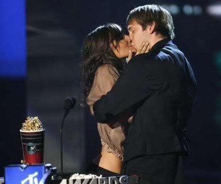 Briana e Robert recriam, em palco, o beijo pelo qual foram galardoados
