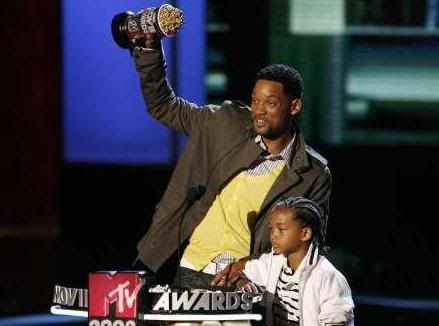 Will Smith, com o seu filho Jayden, recebe o prémio de Melhor Actor
