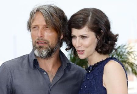 Mikkelsen e Mouglalis, um casal de artistas no último filme exibido em Cannes