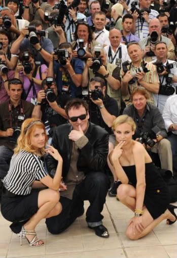 Quentin 'basterd' Tarantino ladeado por Mélanie Laurent e Diane Kruger