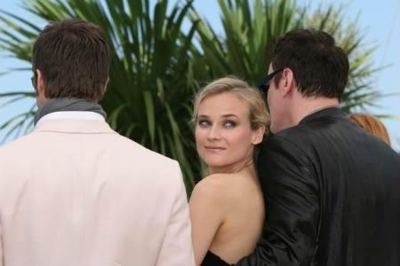 Diane Kruger espreita entre Pitt e Tarantino