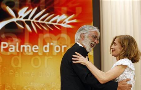 O abraço sentido entre Michael Haneke e Isabelle Hupert