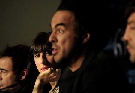 Maricel Alvarez observa Iñarritu durante a conferência de imprensa