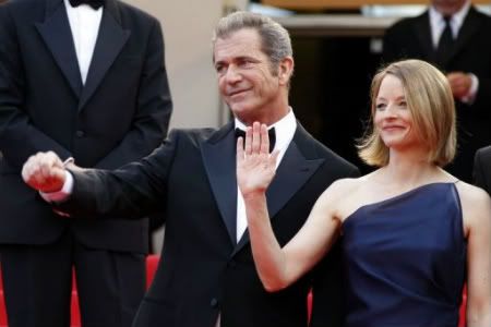 Mel Gibson e Jodie Foster saúdam o público