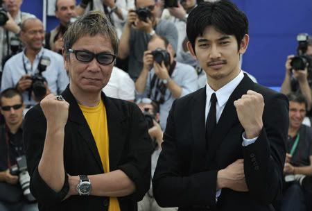 Takashi Miike e o actor Eita demonstram o poder dos samurais