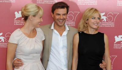 François Ozon, o 'realizador de mulheres', ladeado por Judith Godrèche e Karin Viard