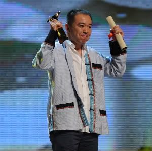 Liu Jie celebra os dois troféus que arrecadou