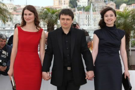 Cristian Mungiu ladeado pelas actrizes do seu filme, Cristina Flutur e Cosmina Stratan