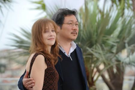 Isabelle Hupert e o realizador Hong Sangsoo