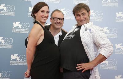 Um divertido Sergi López (à direita) posa com o realizador Frédéric Fonteyne e uma gravidíssima Anne Paulicevich
