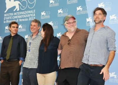 Joaquin Phoenix, os produtores Daniel Lupi e JoAnne Sellar, Philip Seymour Hoffman e Paul Thomas Anderson
