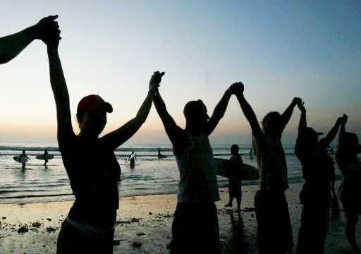 00838914.jpg epa00838914 A mass prayer on Kuta beach as a part of the 2002 Bali bomb attack commemoration ceremony in Kuta, Bali Indonesia on Thursday 12 October 2006, The 2002 attacks claimed the lives of 202 people, including 88 Australians. EPA/MADE NAGI image by seremot2