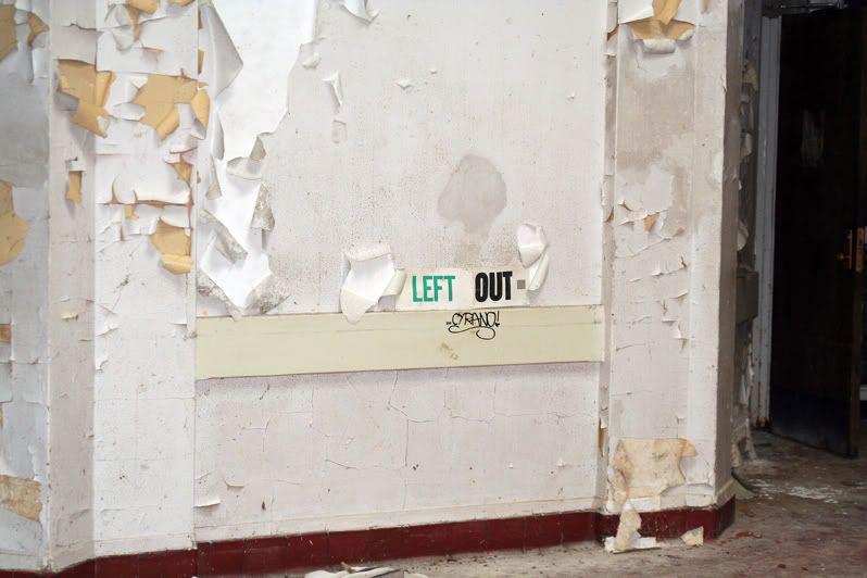 IMAGE: http://i4.photobucket.com/albums/y116/skrim/leftout.jpg