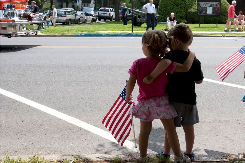 IMAGE: http://i4.photobucket.com/albums/y116/skrim/littlepeople.jpg