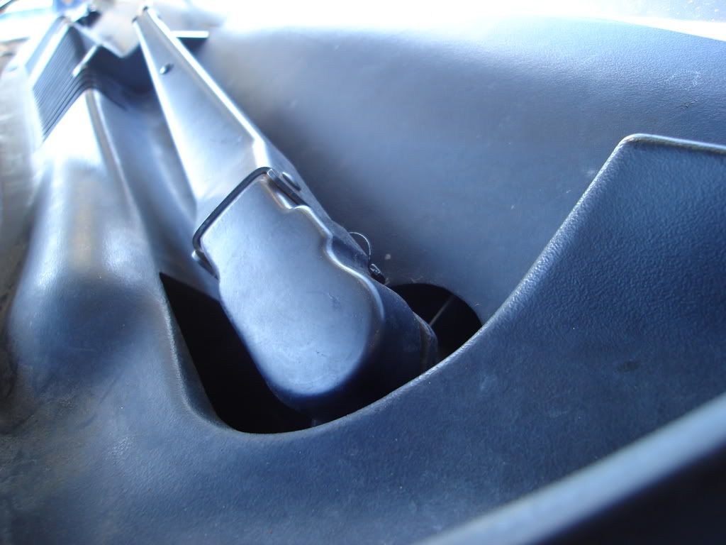 Wiper Tray Removal (DUW) Body and Interior