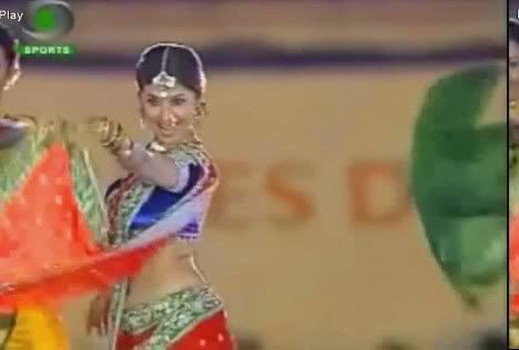 Urmila Matondkar - Rare, Unseen Captures & Video of Urmila Matondkar dressed in typical Maharshtrian 'Kashti Saree' doing the Lavni (Traditional Folk Dance of Maharashtra)...