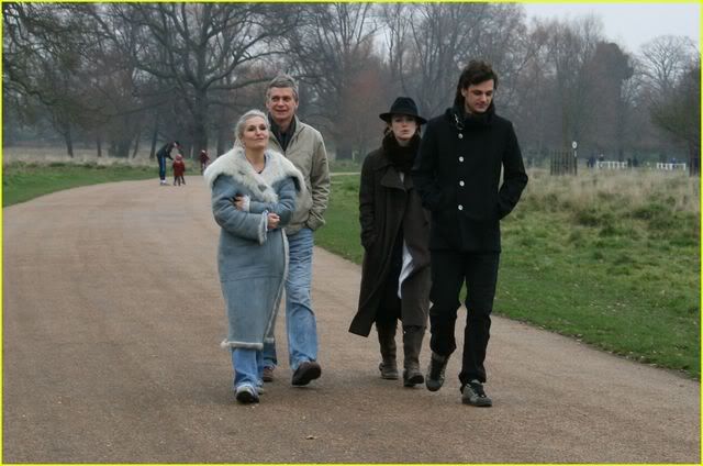 Wow that's the first time I saw this pic of Keira and her family