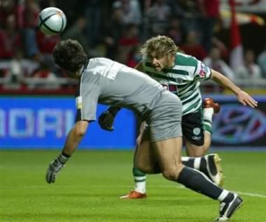 Pinilla cabeceia para o 3º golo da vitória leonina em Braga.