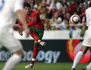 Cristiano Ronaldo remata para o 2º golo português