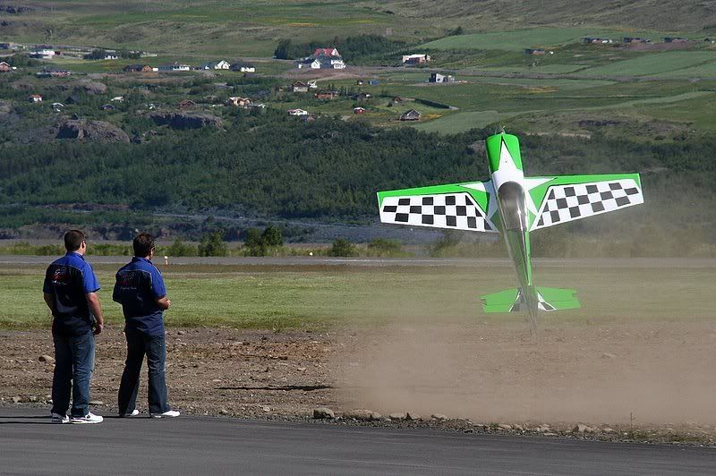 Svo var flogið á flugdeginum á Akureyrarflugvelli. Það náði svo sannarlega athygli áhorfenda, svo ekki sé meira sagt!