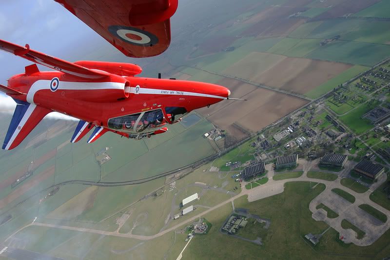 http://i4.photobucket.com/albums/y146/Shefftim/Redarrows-1.jpg